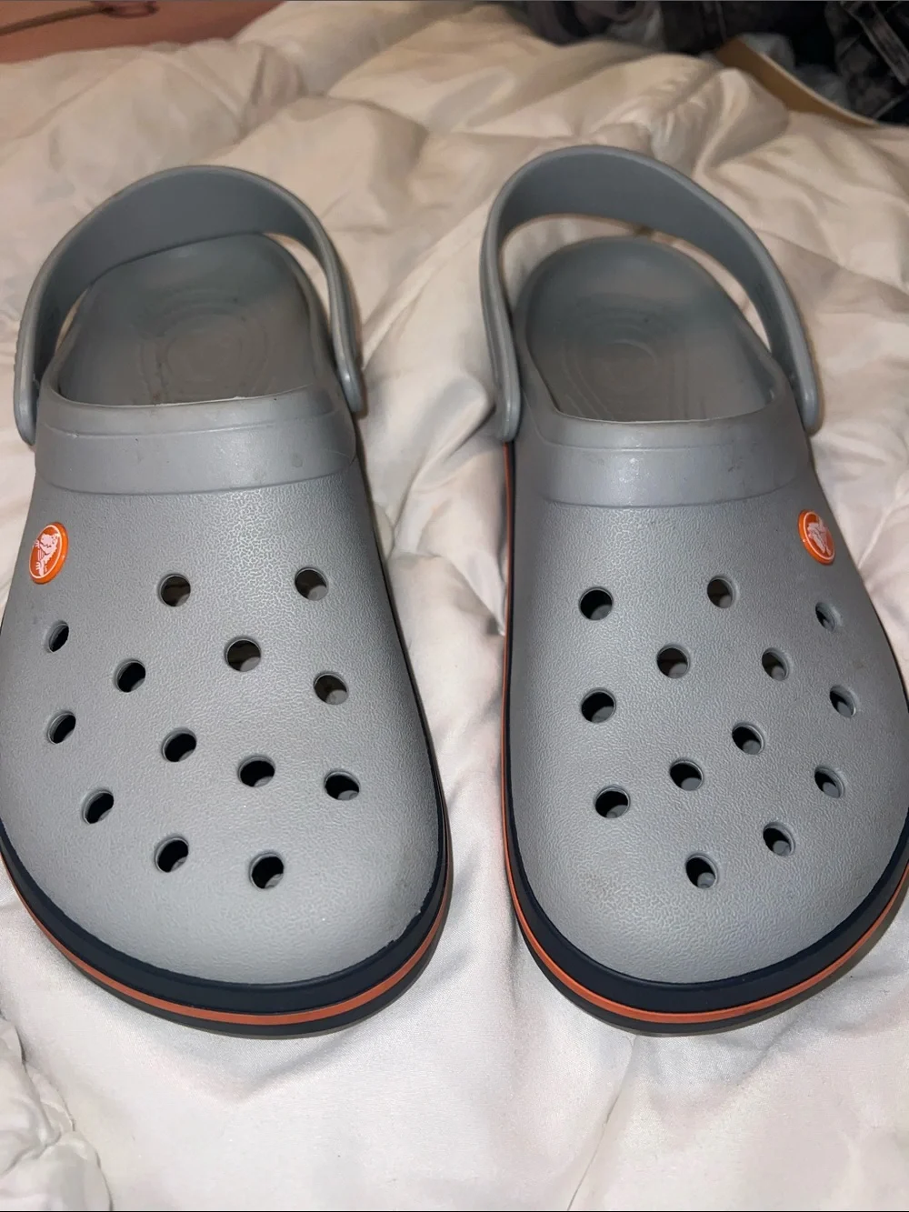 Crocs Crocband Unisex-Clogs in the light grey/navy/orange colorway. (11016-01U.)
